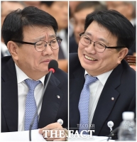 [TF포토] 김정래 한국석유공사 사장, '상반된 표정'
