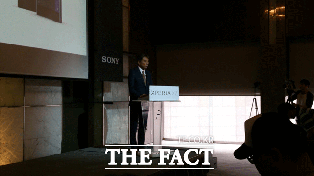모리모토 오사무 소니코리아 대표가 ‘엑스페리아XZ’를 소개하고 있다.