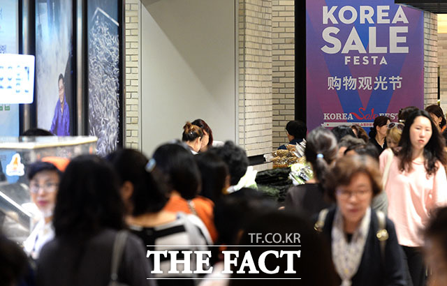 2016 코리아 세일 페스타 시작 첫날인 지난달 29일 오후 서울 중구 명동 신세계 백화점에서 많은 시민과 중국인 관광객들이 쇼핑을 하고 있다. /임세준 인턴기자