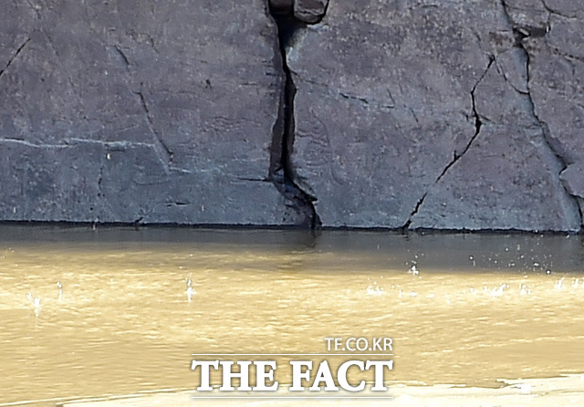 울산 울주군 언양읍 반구대 암각화(국보 제285호)가 불어난 강물에 침수되어 있다.