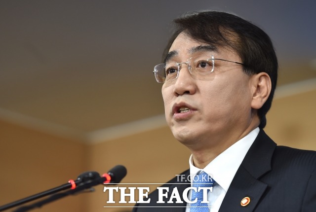 심상정 정의당 대표는 5일 오전 국회에서 열린 정무위원회 국정감사에서 이석준(사진) 국무조정실장을 상대로 미르·K스포츠 재단 설립 과정 의혹에 대해 비판했다./이새롬 기자