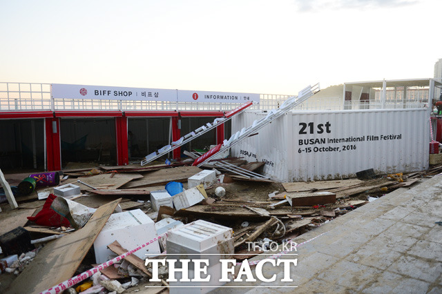 태풍 차바가 지나간 뒤 해운대 해수욕장에 설치된 제21회 부산국제영화제 비프빌리지가 처참한 모습을 보이고 있다.