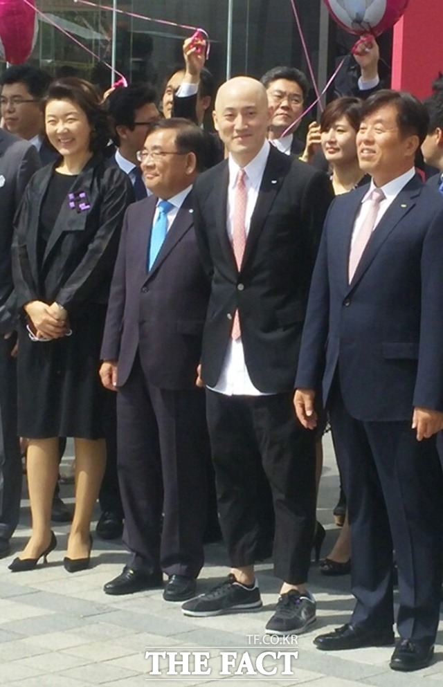 박서원 두산 유통담당 전무(가운데) 주도로 지난해 문을 연 두타면세점은 신규 면세점 신청을 포기하는 대신 기존 두타면세점의 내실을 다지겠다고 밝혔다. /더팩트DB