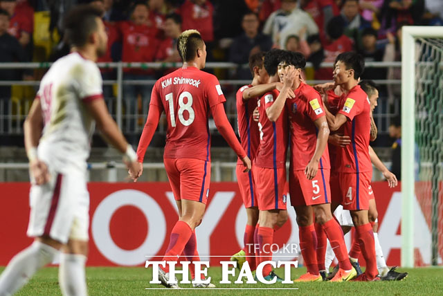 한국이 3-2로 카타르에 승리를 거둔 가운데 선수들이 경기 종료 후 하이파이브를 나누며 기뻐하고 있다.