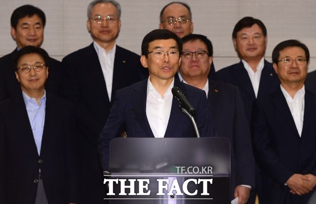 이승철(가운데) 전경련 부회장은 정치권 최대 화두인 미르·K스포츠 재단 설립 과정에서 전경련이 기업들로부터 돈을 걷고, 이에 청와대의 입김이 작용했다는 의혹에 K스포츠재단 이사장이 최순실 측근이라는 건 나도 몰랐다고 부인했다. /더팩트DB