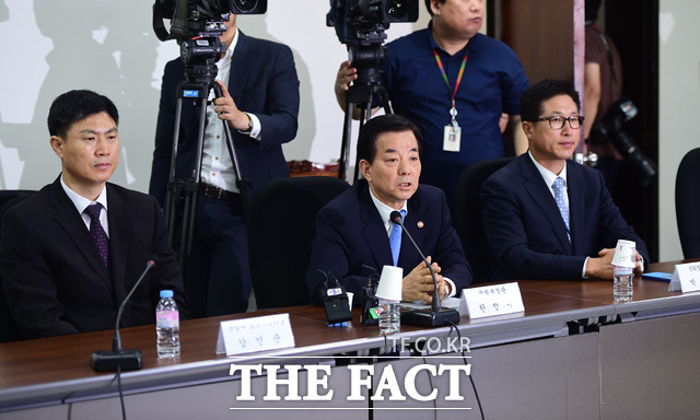 지난 5일 국회 국방위원회 국방부 국정감사에서 김제동 씨가 군사령관의 배우자를 아주머니라고 불렀다가 영창에 13일간 수감됐다고 한 내용이 담긴 영상이 공개됐다. 한민구(가운데) 국방부 장관은 있을 수 없는 일이라고 말했다./배정한 기자