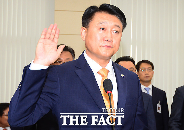 이철성 경찰청장이 6일 오전 서울 여의도 국회에서 열린 안전행정위원회 경찰청에 대한 국정감사에서 증인 선서를 하고 있다./국회=이새롬 기자