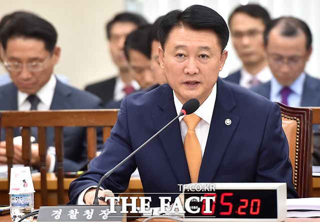 이철성 경찰청장이 6일 오전 서울 여의도 국회에서 열린 안전행정위원회 경찰청에 대한 국정감사에서 의원들의 질의에 대답하고 있다./국회=이새롬 기자