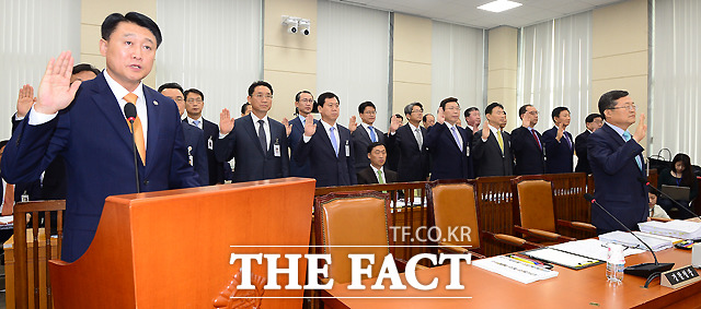 이철성(왼쪽) 경찰청장은 6일 국회 안전행정위원회 국감에서 우병우 청와대 민정수석 아들의 운전병 특채 의혹과 관련 전날 코너링이 좋았다는 논란이 일자 운전을 잘한다고 해서 뽑은 것이라고 해명했다. 사진은 6일 국감에서 증인 선서 중인 이 청장. /국회=이새롬 기자