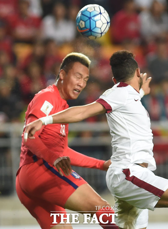 한국 김신욱이 카타르 문전에서 헤딩슛을 시도하고 있다.