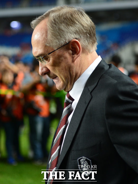 한국 슈틸리케 감독이 경기 전 긴장된 표정으로 생각에 잠겨 있다.