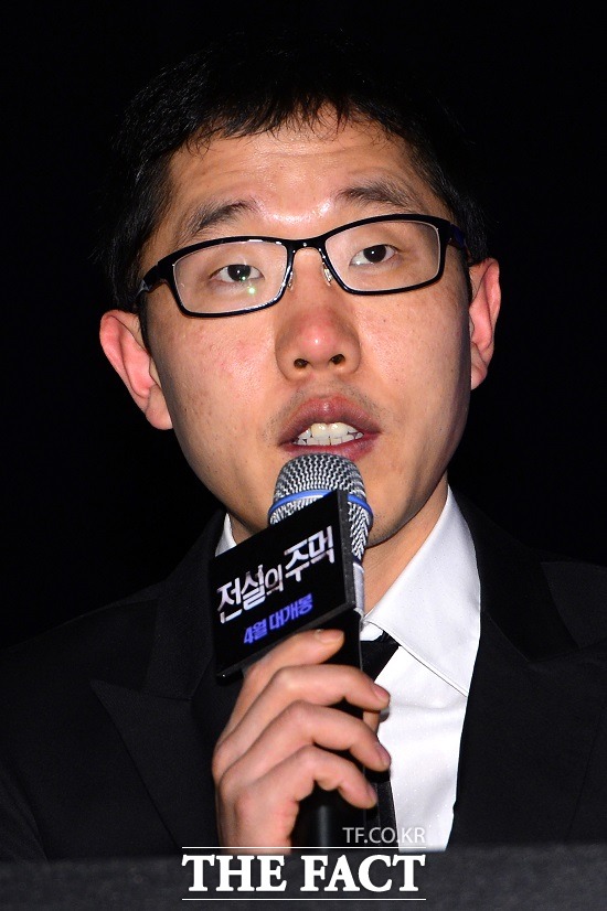 국회 국방위원회는 7일 영창 발언으로 논란을 빚은 방송인 김제동(사진) 씨를 국감 증인으로 채택하지 않기로 했다./더팩트 DB