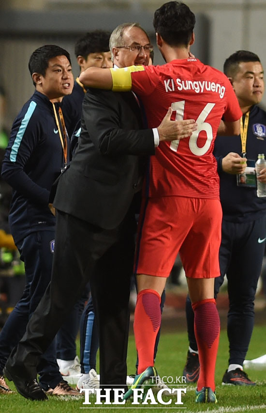 한국 기성용이 전반 선취골을 성공시킨 뒤 슈틸리케 감독과 포옹을 나누며 기뻐하고 있다.