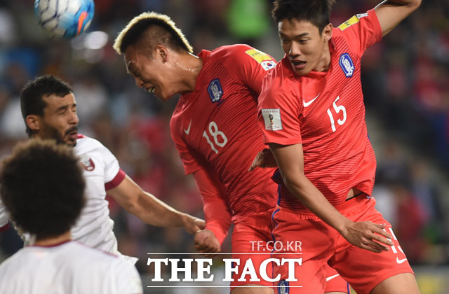 한국 김신욱이 카타르 문전에서 헤딩슛을 하고 있다.