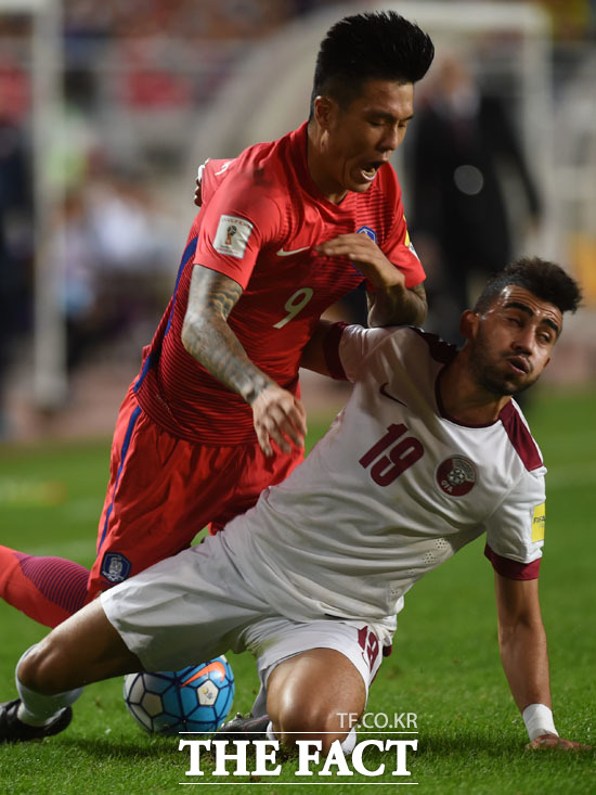 한국 석현준이 카타르 선수와 거친 몸싸움을 벌이고 있다.