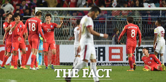 한국이 3-2로 카타르에 승리르 거둔 가운데 선수들이 경기 종료 후 하이파이브를 나누며 기뻐하고 있다.