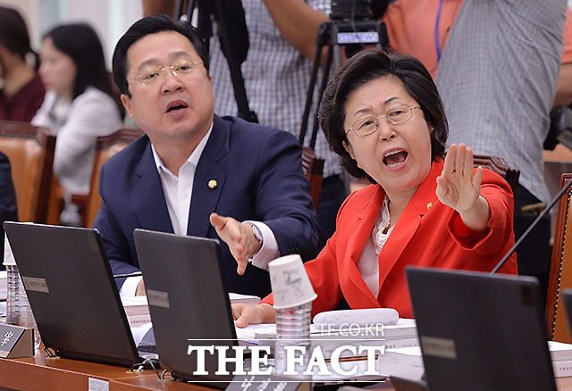 이은재(오른쪽) 새누리당 의원은 MS 황당 질의 논란에 대해 조희연 서울시 교육감이 엉뚱한 답변을 한 것이라고 해명했다. 지난달 31일 열린 조윤선 문화체육관광부 장관에 대한 청문회에서 발언 중인 이 의원./문병희 기자