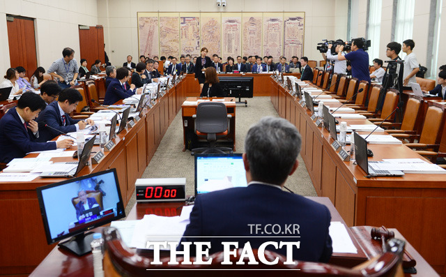 여야가 10일 국정감사를 이어갈 예정인 가운데 미르·K스포츠 재단 의혹을 놓고 공방전을 계속할 것으로 전망된다. 사진은 지난달 9월 26일 국감 보이콧으로 교문위에 불출석해 텅빈 새누리당 의원석./문병희 기자
