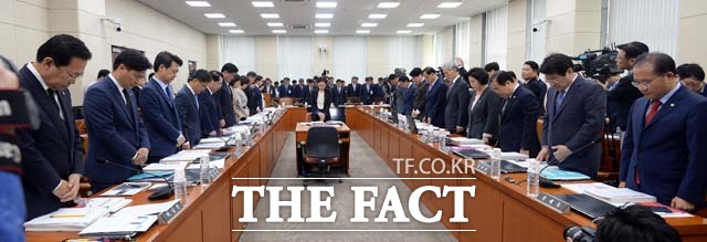 20대 국회 첫 국정감사가 중반전에 접어들었지만 9일 현재까지 시계 제로 상태다. 사진은 지난 7일 태풍 차바로 순직한 소방관에 대한 묵념으로 시작하는 안행위 국감 전경./임영무 기자