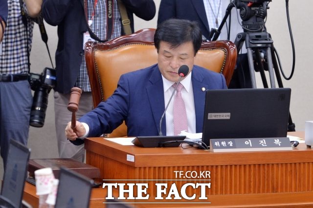 10일 국회 정무위원회의 국민권익위원회 등을 상대로 한 국정감사에선 김영란법이 도마에 오를 예정이다. 사진은 지난 5일 기상청을 대상으로 한 국감 개시를 선언하는 새누리당 소속 이진복 정무위 위원장./문병희 기자