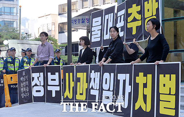 백남기 특검 역시 여야 간 공방전이 불가피할 것으로 보인다. 사진은 지난 4일 정부의 사과와 책임자 처벌을 촉구하는 참여연대의 플래시몹 장면./문병희 기자