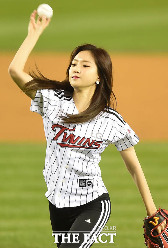 에이핑크 손나은이 시구를 하고 있다.