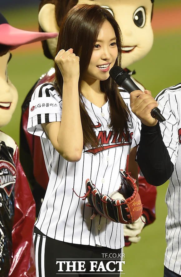 에이핑크 손나은이 시구 전 파이팅을 외치고 있다.