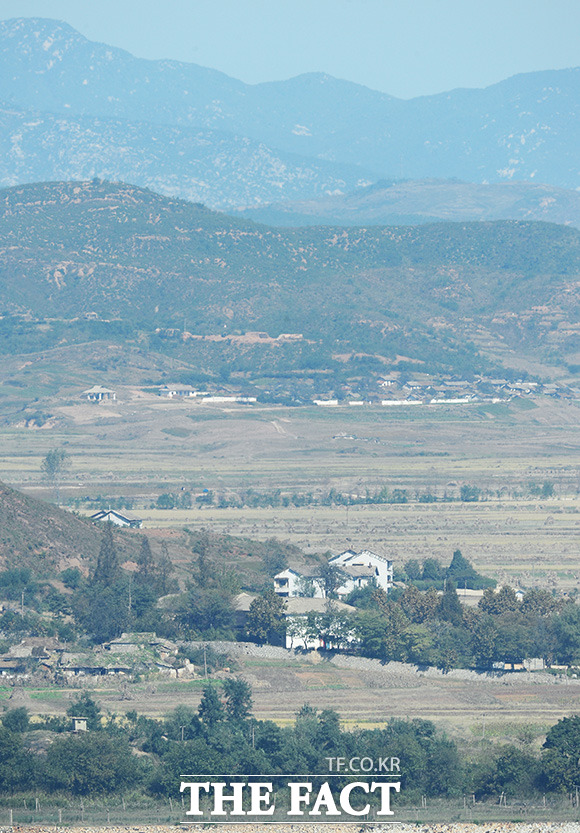 인천 강화평화전망대에서 바라본 북한 개풍군 유정동 마을