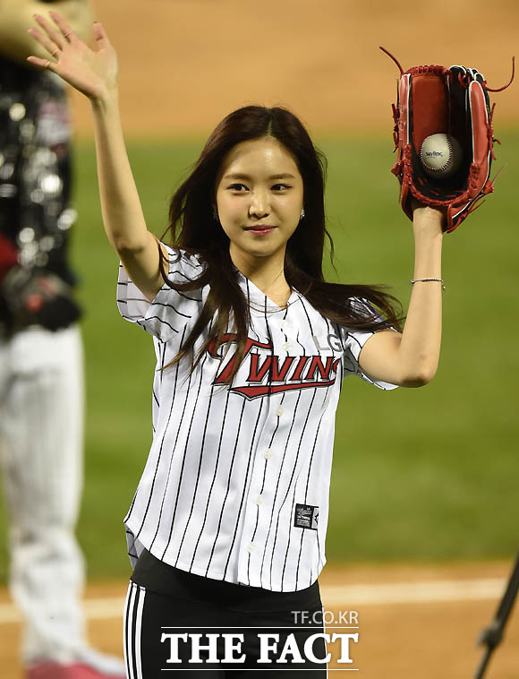 에이핑크 손나은이 시구를 마치고 팬들에게 손을 흔들어주고 있다.