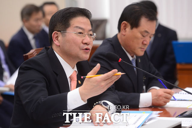 의원들의 김영란법 관련 질의에 답변하는 성영훈 국민권익위원회 위원장./국회=남윤호 기자