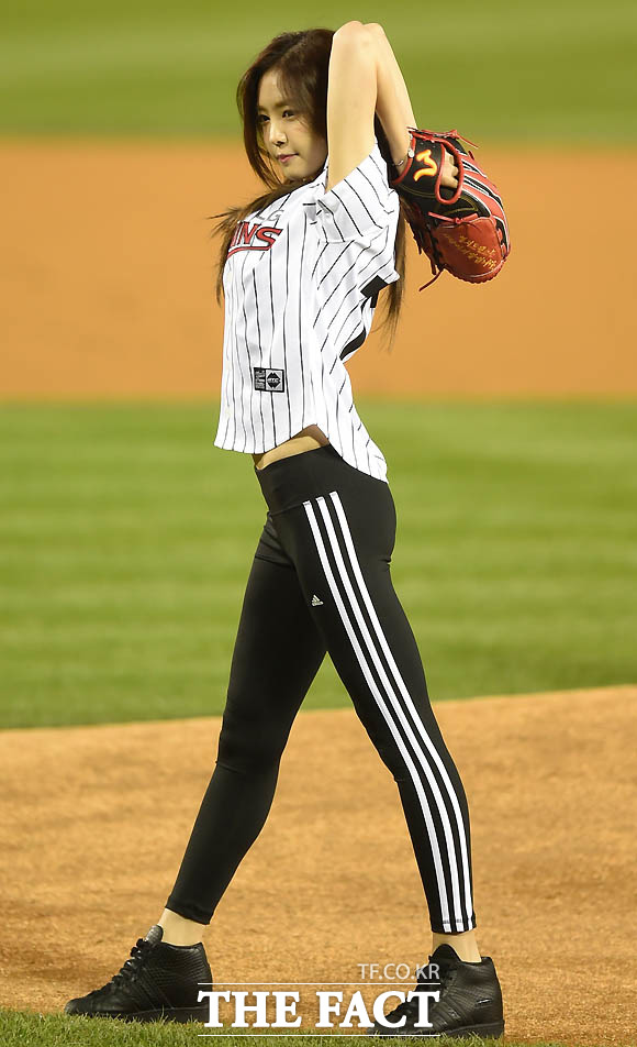 에이핑크 손나은이 시구를 하고 있다.