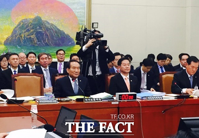 10일 국회 정무위원회 국정감사에서 박선숙 국민의당 의원은 박승춘(왼쪽) 국가보훈처장 아들의 중진공 취업 청탁 의혹을 제기했다./국회=서민지 기자