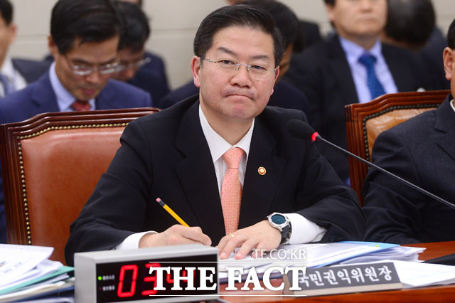 성영훈 국민권익위원회 위원장은 10일 오전 국회에서 열린 정무위원회 국정감사에서 학생이 교수에게 캔커피를 주는 것과 교사에게 카네이션을 달아주는 것은 김영란법 위반이라고 말했다./국회=남윤호 기자