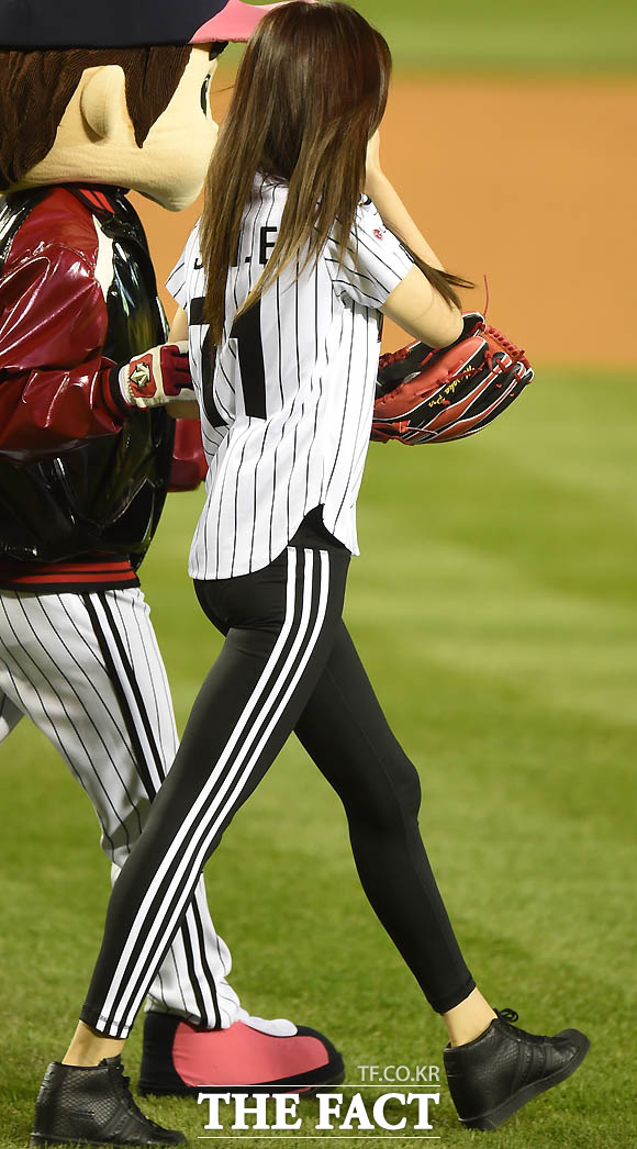 에이핑크 손나은이 시구 전 마운드로 오르고 있다.