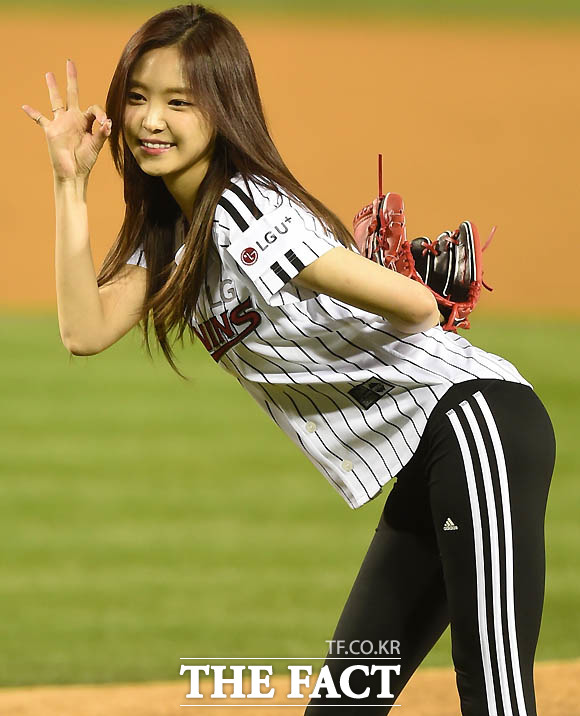 에이핑크 손나은이 시구 전 깜찍한 포즈로 사인을 보내고 있다.