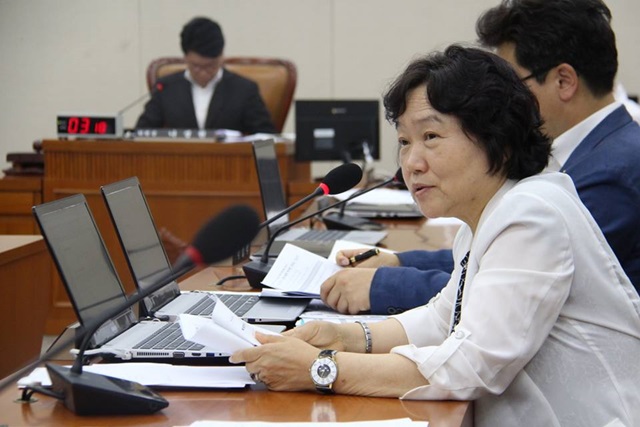 11일 국회 보건복지위원회 소속 인재근 더불어민주당 의원은 권력형 비리 의혹의 중심에 선 재단법인 미르와 재단법인 케이스포츠재단이 직원들에게 억대의 고액 연봉을 지급했다고 밝혔다./인재근 의원 페이스북