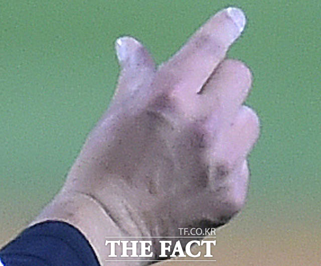 LG 류제국이 6회초 KIA 서동욱의 홈런성 타구가  파울이 되자 손가락으로 이만큼 차이라고 얘기하고 있다.