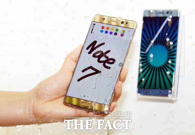 국회 산업통상자원위원회 소속 정유섭 새누리당 의원은 삼성전자 갤럭시노트7 발화 원인이 당초 사측이 밝힌 공정상 결함이 아닌 설계 결함이라고 주장했다. /이효균 기자