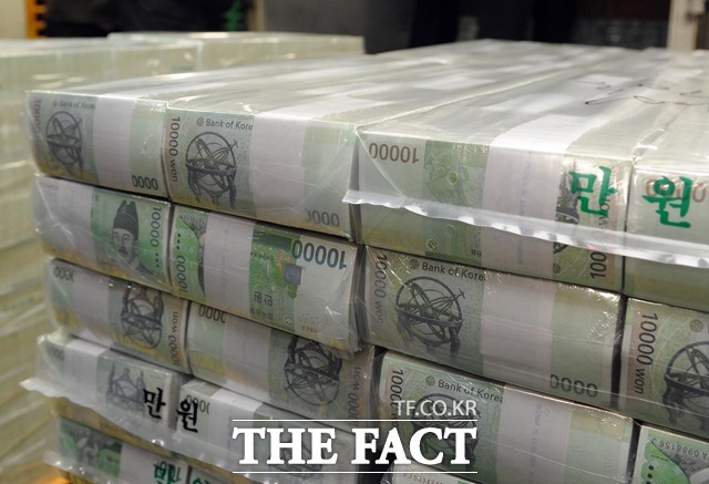 12일 한국은행에 따르면 지난달 은행 가계대출 잔액은 전월 대비 6조1000억 원 늘어난 688조4000억 원을 기록했다. /더팩트 DB