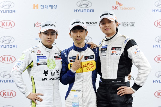 우승을 차지한 ENI 레이싱 정경훈(중앙), 3위 KSFR-LAUF 조훈현(좌), 2위 원레이싱 이원일(우)