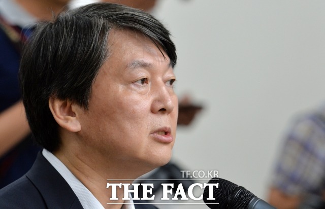 안철수 전 국민의당 상임공동대표는 12일 오전 국회에서 열린 의원총회에서 삼성전자가 배터리 발화 문제로 갤럭시노트7의 생산판매를 전면 중단한 데 대한 우려를 표했다./문병희 기자