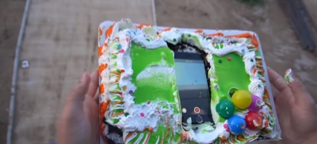 애플 최신 스마트폰인 아이폰7을 케이크 사이에 끼워 떨어뜨리는 영상이 공개됐다. /유튜브 캡처