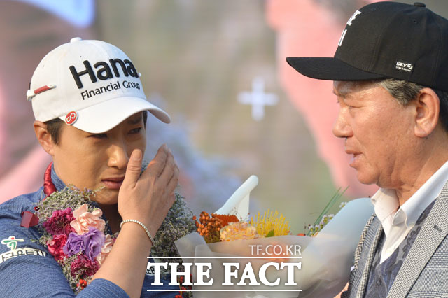 아버지 앞에서 눈물이...