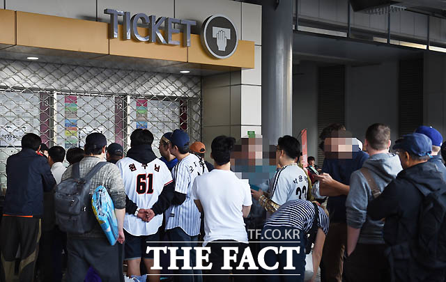 개장 후 첫 포스트시즌을 맞이하는 고척돔에서 많은 야구팬들이 현장판매 입장권을 구매하기 위해 줄을 서 있다.