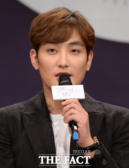 아는 형님 녹화에서 신곡을 최초 공개한 가수 강타. 가수 강타는 13일 진행된 종합 편성 채널 JTBC 예능 프로그램 아는 형님에서 발매를 앞둔 신곡을 최초 공개했다. /이덕인 기자