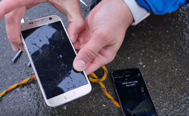 애플 아이폰7과 삼성전자 갤럭시S7의 방수 성능을 비교한 유튜브 영상이 눈길을 끌고 있다. /유튜브 영상 갈무리