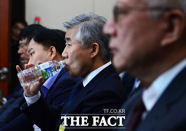 여야 의원들의 질의를 보며 물을 마시는 백 교수./배정한 기자