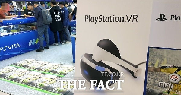 13일 오후 서울 강남의 한 비디오게임 판매점에서 사람들이 관련 상품들을 살펴보고 있다. ‘플레이스테이션 VR’은 이날 국내에서 처음 판매됐다. /최승진 기자