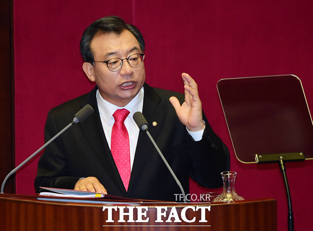 이정현 새누리당 대표는 15일 송민순 전 외교통상부 장관 회고록 내용과 관련해 문재인 전 더불어민주당 대표가 노무현 정부 비서실장 당시 북한과 내통한 것이라고 주장했다. /배정한 기자