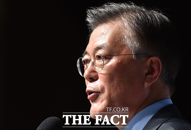 야권 대선주자 지지율에서 우위에 있는 문재인 전 더불어민주당 대표가 여야를 막론한 파상 공세를 받고 있다./이새롬 기자